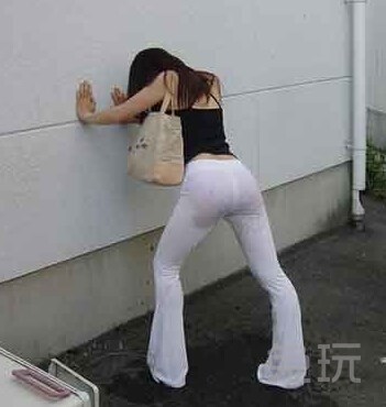 每日一囧:妹子游泳池尿尿,还尿的那么犀利(18)