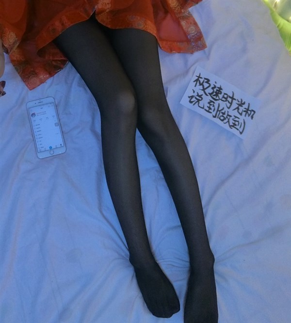 TYLOO终圆贴纸梦 美女粉丝履约拍黑丝照