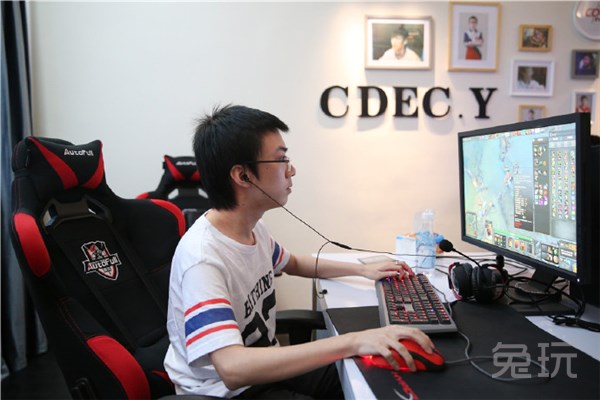 AutoFull傲风电竞椅助力南洋杯 总决赛Newbee