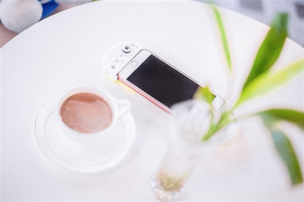 《王者荣耀》美女主播花落落做客飞智京东直播