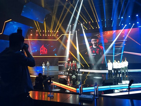 电竞专业的首次社会实践 集体现场观看电竞比赛