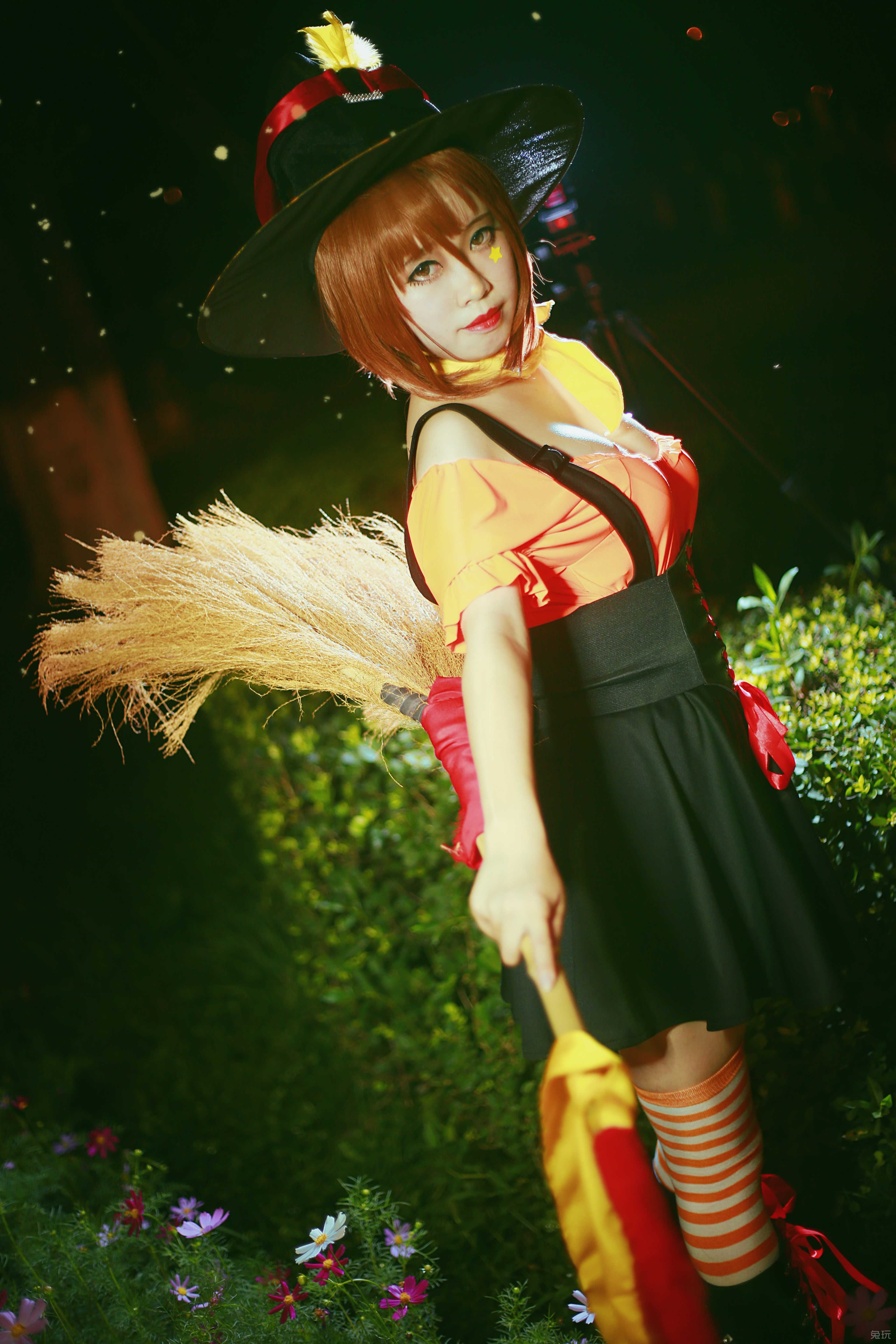 女玩家cos万圣节狂野女猎手 豹女乳量惊人(4)