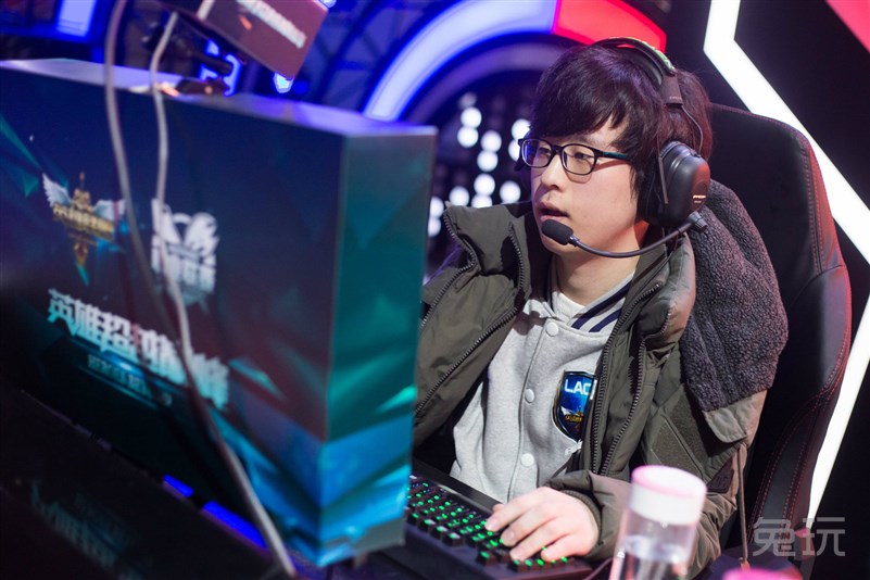 2015lpl春季赛第7周比赛现场 白发诺夏惹人怜(38)