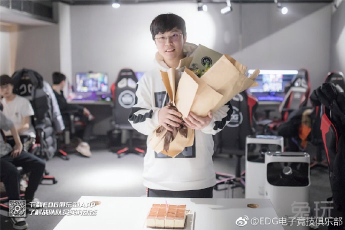 教练heart李官炯加入edg后的第一个生日!(9)